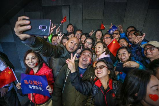 红旗飘反黑暴 香港数千市民集会发出正义之声