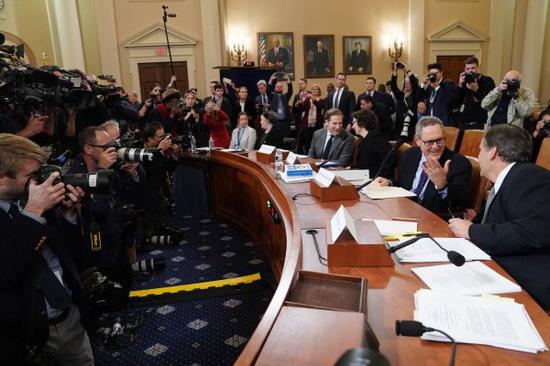 这是12月4日在美国华盛顿拍摄的国会众议院司法委员会公开听证会现场。新华社记者 刘杰 摄
