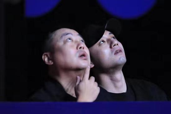 刘国梁和张继科现场观赛。