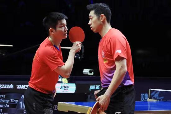 樊振东和许昕交流。