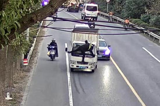 图说：货车司机为躲避处罚，把城管顶在车头上开了200米。松江公安 供图（下同）