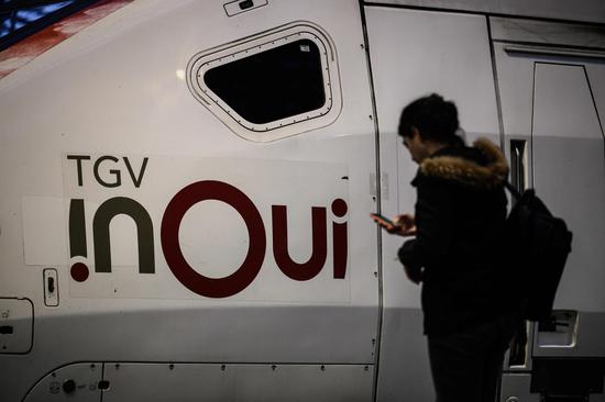 ▲12月20日，一名旅客站在里昂火车站的站台上。法国全国跨行业大罢工已经持续两周多，包括首都巴黎在内的多个城市的交通处于瘫痪状态。| 新华社发