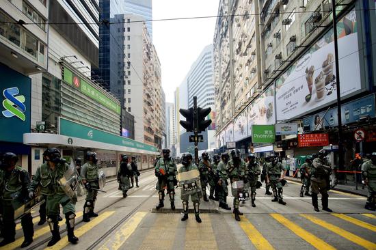 9月29日，香港警察在铜锣湾警戒。