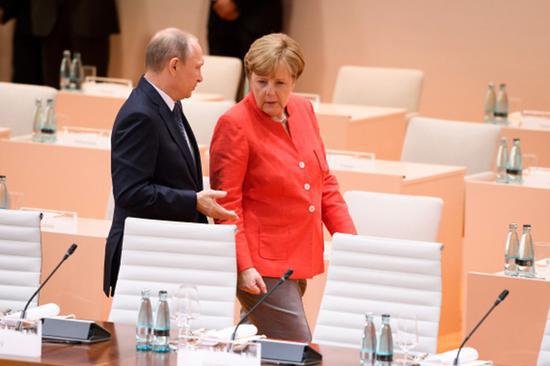 2017年7月，在德国汉堡，俄罗斯总统普京（左）与德国总理默克尔出席二十国集团（G20）峰会。（新华社发 德国联邦政府/马尔温·京格尔摄）
