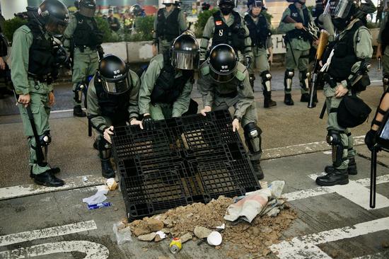 10月13日，旺角，香港警察清理示威者留下的路障。