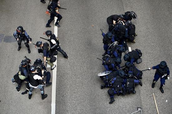 9月29日，香港警察在金钟抓捕破坏公共设施的示威者。