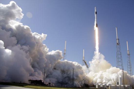 12月5日，一枚“猎鹰9”火箭从美国佛罗里达州卡纳维拉尔角空军基地发射升空。（新华社）