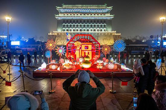 鼠年花灯与正阳门城楼同时点亮。