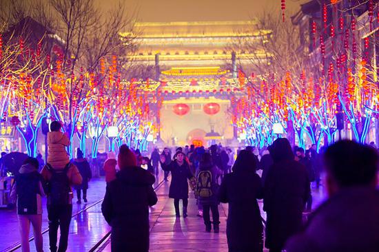 前门大街一片火树银花。