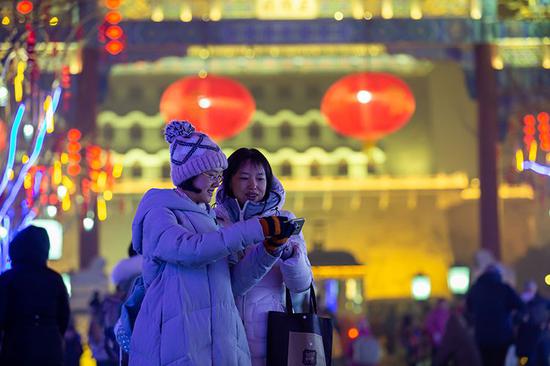 游客正在挑选心仪的照片。