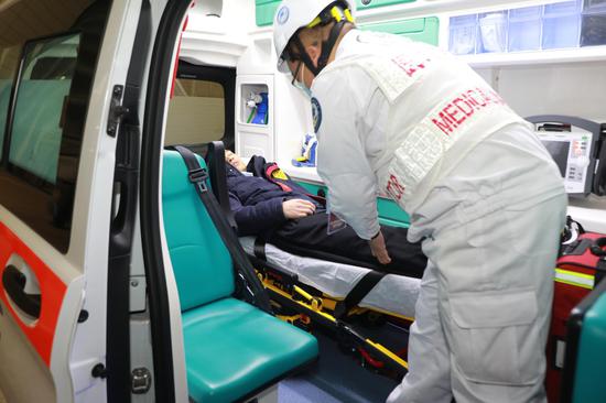 在演练中,医护人员转运受伤“旅客”。大兴机场供图