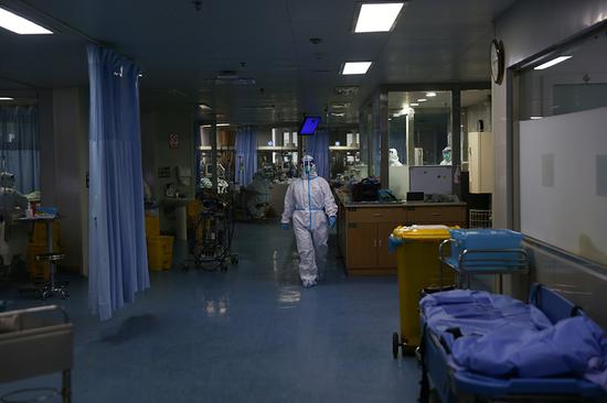 1月23日，中南医院重症隔离病房，这里收治了16名新冠肺炎危重患者。