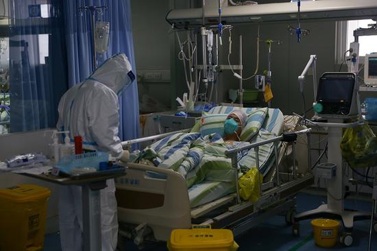 中南医院医护人员救治新冠肺炎患者。