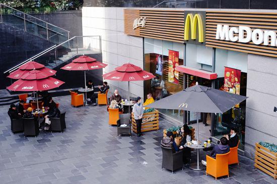 2020年2月10日，几乎所有的商店都无法堂食或暂不对外营业，这家在南京西路上的麦当劳快餐店因提供室外就餐区域，坐满了消费者。 澎湃新闻记者 伍惠源 图