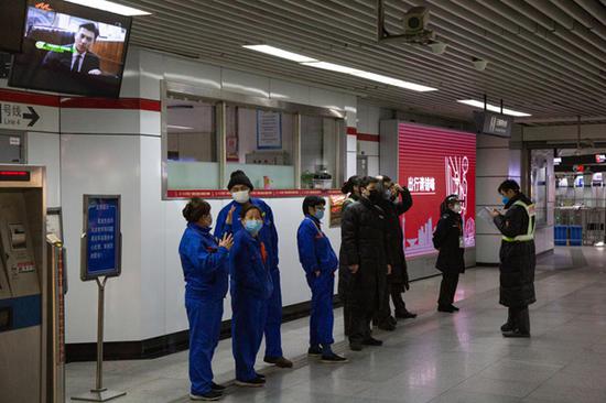 2020年2月10日，上海地铁的工作人员在交代工作相关事项。 澎湃新闻记者 史阳琨 图