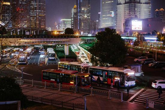 2020年2月10日晚，夜幕下的上海街头逐渐繁忙起来。 澎湃新闻记者 伍惠源 图