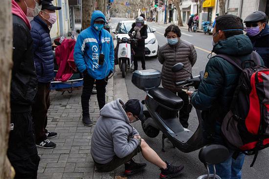 2020年2月10日，上海街头发生一起电瓶车相撞的交通事故。复工后的上海的街头车流量明显增大，但行人依旧较少。澎湃新闻记者 史阳琨 图