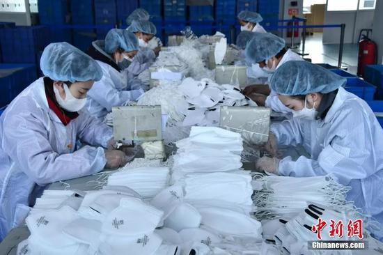 资料图:员工正加紧生产口罩。 中新社发 胡高雷 摄 图片来源:Cnsphoto