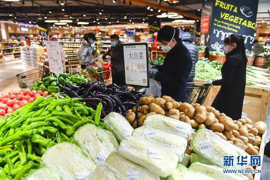  2月18日，在吉林省长春市一家大型连锁超市内，市民选购蔬菜。 新华社记者 许畅 摄