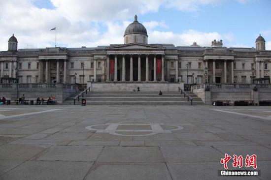 3月30日，英国新冠肺炎确诊病例已破2万，死亡人数已近1500人。图为伦敦市中心特拉法加广场显得格外空旷。中新社记者 张平 摄