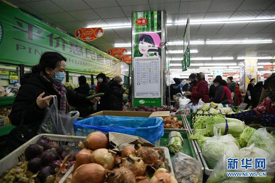 在太原市小店区一家商超内，居民在采购平价蔬菜（2月1日摄）。 新华社发