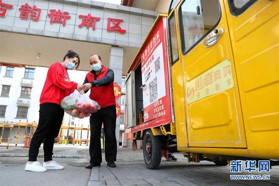 河北省邢台市任县世嘉超市推出网上购物平台，线下配送人员将商品送至顾客小区门口（4月2日摄）。 新华社发