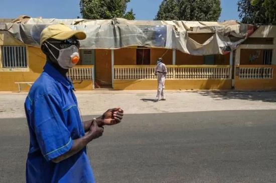 3月27日在塞内加尔达喀尔拍摄的戴着口罩的人们