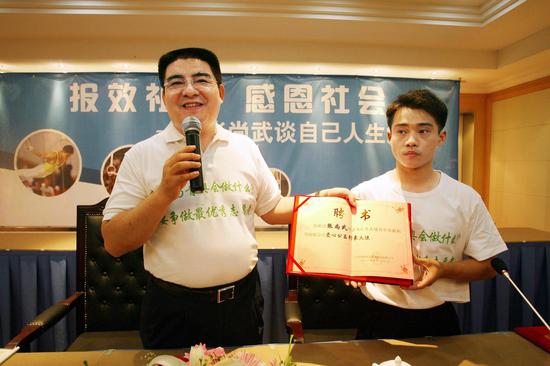 △2011年,张尚武接受了陈光标的两份工作和捐款。图据 IC Photo