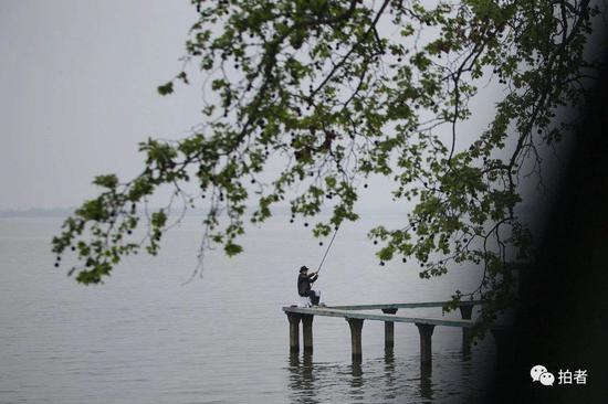 ▲4月2日，武汉东湖，垂钓的老人。资料图。