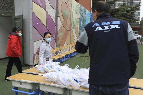 一名五年级小女生自己前来领教材。摄影/新京报记者 浦峰