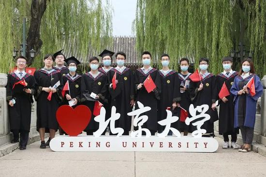 △7月2日上午，北京大学2020年毕业典礼举行。北京大学师生、校友、毕业生家长与12000余名毕业生“云端”相聚，共同见证这一青春的难忘时刻。