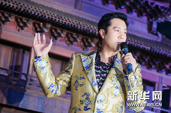 蔡国庆、阎维文、姜昆等唱响陈丽华的紫檀“老北京城门”_新浪新闻