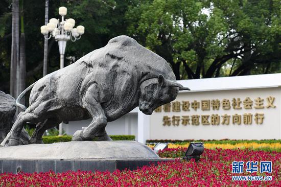这是深圳深南大道的“拓荒牛”雕像（10月12日摄）。新华社记者 梁旭 摄