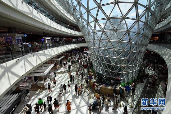 游客在三亚国际免税城购物（10月5日摄）。新华社记者 郭程 摄