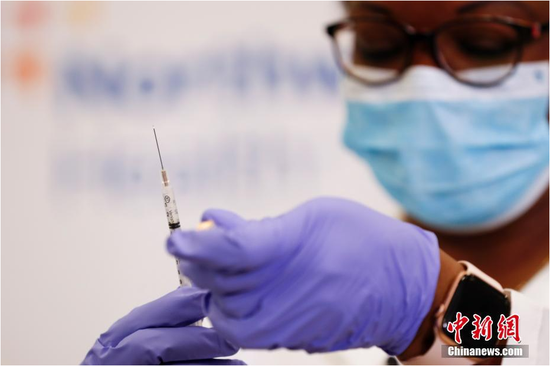 当地时间12月14日，纽约长岛犹太医疗中心护士准备注射新冠疫苗。当日，辉瑞公司首批近300万剂新冠疫苗陆续运抵美国各地。 中新社记者 廖攀 摄