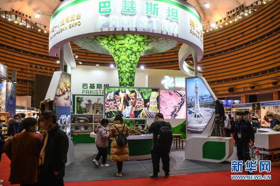 在广西南宁国际会展中心，消费者在第17届中国—东盟博览会“一带一路”国际展区选购商品（11月27日摄）。新华社记者 张爱林 摄