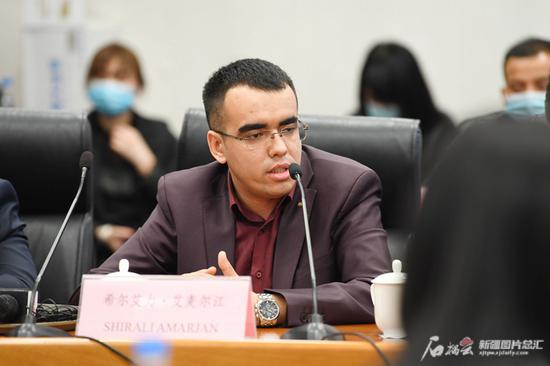 2月10日,希尔艾力·艾麦尔江在答记者问.石榴云/新疆日报记者 王臻摄