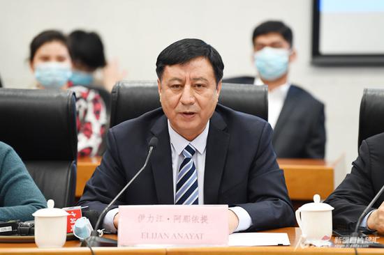 2月10日,自治区人民政府新闻办发言人伊力江·阿那依提答记者问.