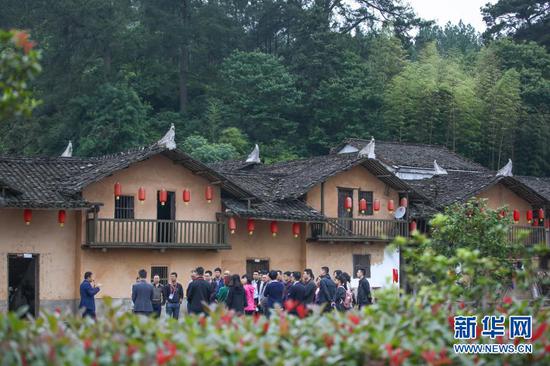 游客在江西省瑞金市的“红军村”华屋村参观（2019年5月8日摄）。新华社记者 兰红光 摄