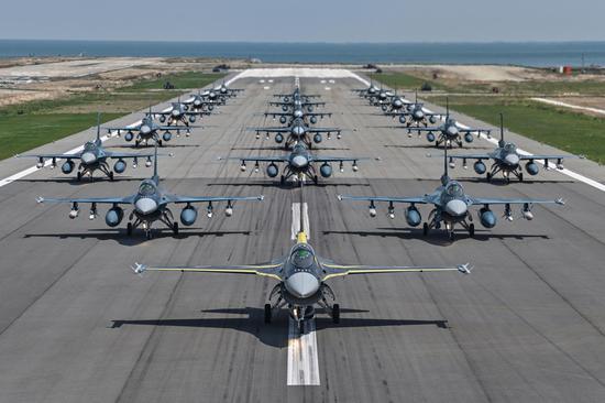 4月19日，为纪念第8飞行队创建60周年，该部组织F-2战机展示“大象漫步”（筑城基地推特图）