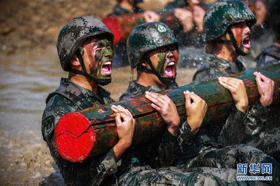 陆军第83集团军某旅红一连官兵进行体能训练（2018年6月22日摄）。新华社发（胡善雨 摄）