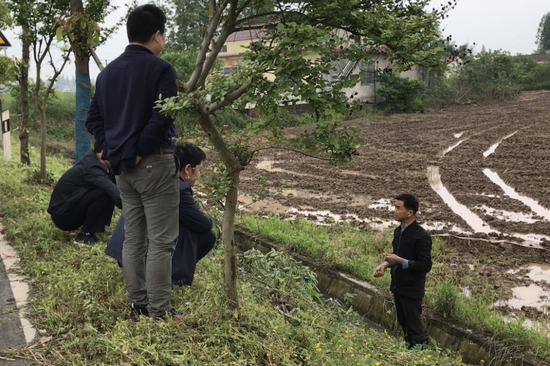 督察组在常德市汉寿县围堤湖开展实地走访，群众反映近年来化肥没有减少，甚至有增加。
