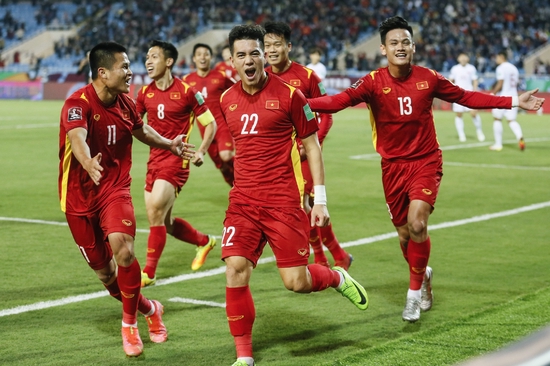 越南队球员庆祝进球。