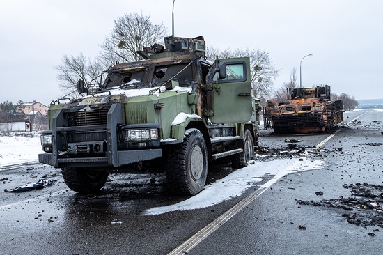 当地时间2022年2月26日，乌克兰哈尔科夫北部郊区，一辆被摧毁的乌克兰运输车。