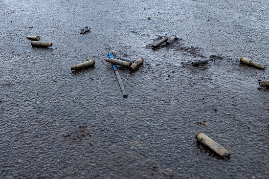 当地时间2022年2月26日，激战之后，乌克兰哈尔科夫北部郊区地面上的子弹。