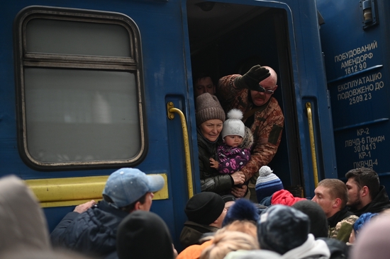 当地时间2022年3月2日，乌克兰基辅，民众等待火车以撤离乌克兰。联合国难民事务高级专员菲利波·格兰迪在社交媒体上表示，从乌克兰逃往邻国的难民人数达到875000人。（人民视觉 图）