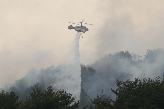 当地时间3月6日，韩国江原三陟市，尽管已经奋战了三天，由于大风天气持续，灭火工作进展得并不顺利。