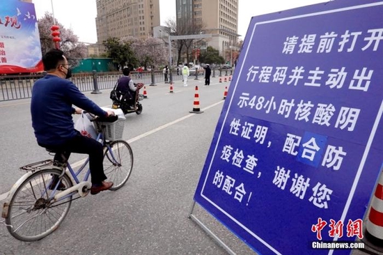 3月15日,陕西省咸阳市,一处道路上设置有防疫检查点。当日,咸阳市疫情防控指挥部办公室发布通告,内容包括各中小学、幼儿园、培训机构暂停线下教学、开展线上教学;小区实行封闭管理,每天每户凭出入证允许1人外出采购生活物资等。咸阳市官方要求,非必要不离咸,非必要不进咸。全市所有高速公路出口、国省干道和公路市界入口、与有确诊病例地区毗邻的城乡道路,设立疫情防控查验服务点。中新社记者 张远 摄