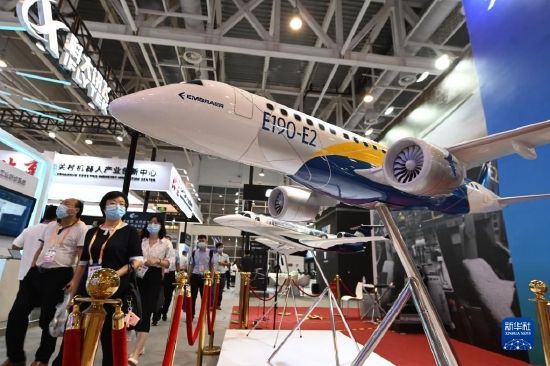 参观者从2021金砖国家新工业革命展展出的飞机模型前走过（2021年9月8日摄）。新华社记者 林善传 摄