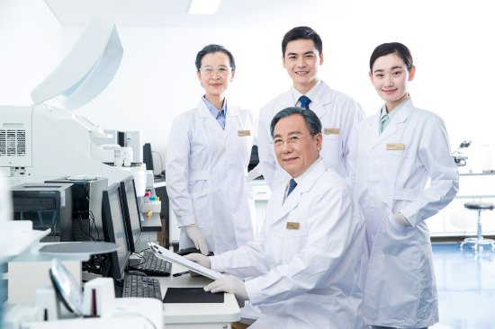 当白大褂遇上蓝骑士：医生降薪潮下的生存突围
